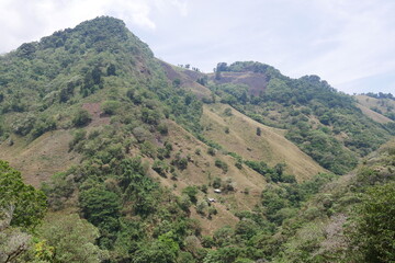 Naklejka premium Berggipfel Cerro San Miguel am Cruz de Alajuelita in den Bergen von Escazú Berglandschaft bei San José in Costa Rica