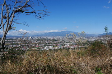 Blick nach San José von Escazú aus mit dem Vulkan Iirazú im Hintergrund