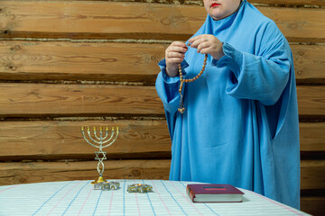 Jewish woman in a blue veil, Kabbalat Shabbat ceremony