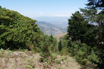 Blick am Berggipfel Cerro Piedra Blanca  in den Bergen von Escazú