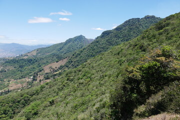 Fototapeta premium Blick am Berggipfel Cerro Piedra Blanca in den Bergen von Escazú