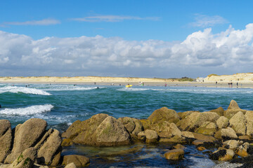 La plage de la Torche, spot réputé des surfeurs, offre de belles vagues pour les amateurs de surf et de baignade dans le Finistère sud, en Bretagne.