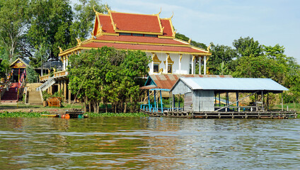 floating houes on the tonle sap in cambodia