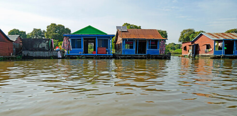 floating houes on the tonle sap in cambodia