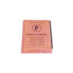 Un vieux permis de conduire Français en papier rose sur fond blanc