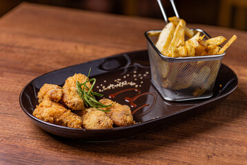 Crispy wings with spicy sarsa