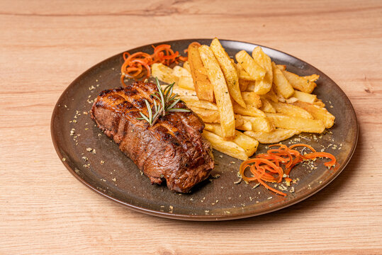 Juicy pica&ntilde;a meat with fries