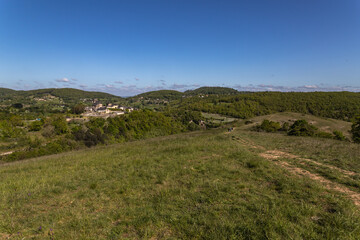 Obraz premium Chasteaux (Corrèze, Nouvelle aquitaine, France) - Vue printanière du village depuis la montagne pelée