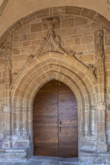 Obraz premium Saint Jal (Corrèze, Nouvelle aquitaine, France) - Vue du portail d'entrée de l'église Saint Gall