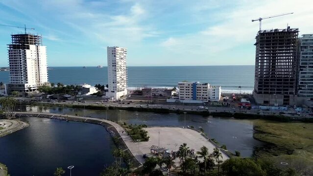 Parque central central park de la ciudad frente a la playa malec&oacute;n con un atardecer y sol con arboles y naturaleza 