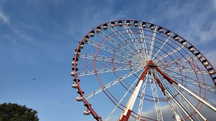 Big ferris wheel, high roller. Experience the excitement of the big ferris wheel, High Roller, in this captivating video. 