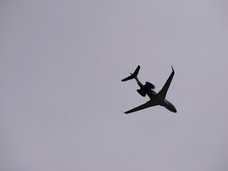 Startendes Flugzeug am Himmel