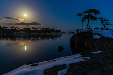 月夜の残雪の松島