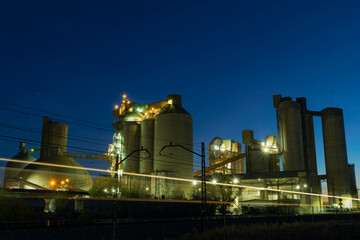 Vista de zona industrial en la noche 