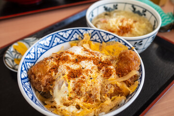 とても美味しい日本の岡山県のカツ丼とかけうどんのセット