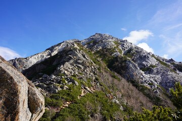 南アルプス　六方岩から見上げる甲斐駒ヶ岳山頂