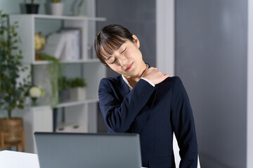 残業で肩が凝るビジネスウーマン