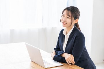 ビジネスウーマン　パソコン