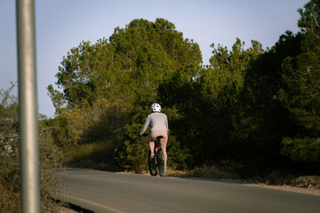 Obraz premium Woman exercising with her bicycle