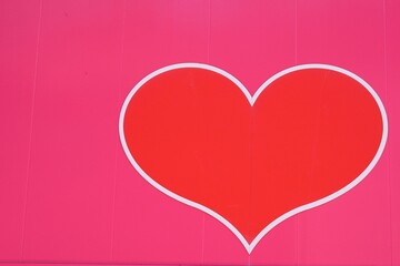ピンクのハートマークの壁