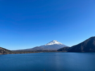 本栖湖から見た冬の富士山
