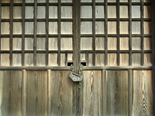 神社の物置きの鍵のかかった格子戸