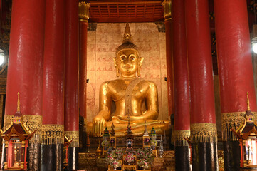 Obraz premium Phra Chao Luangs is enshrined in the temple. At Wat Phra That Chang Kham Worawihan It is a large golden Buddha image in the posture of Maravichai in the Lanna style. At Nan Province in Thailand.