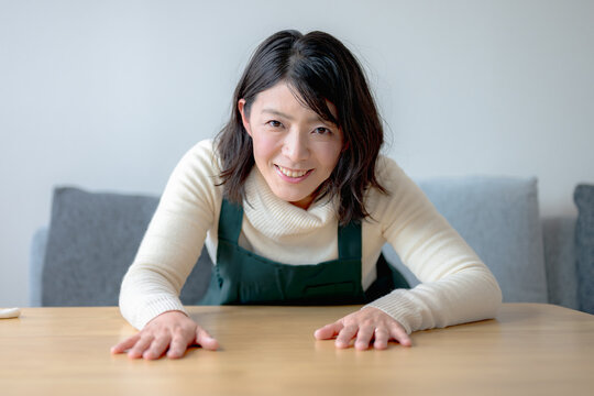 机をたたく若い女性