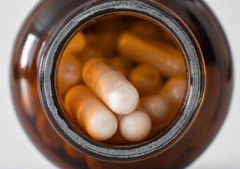 Arzneikapseln im Glas