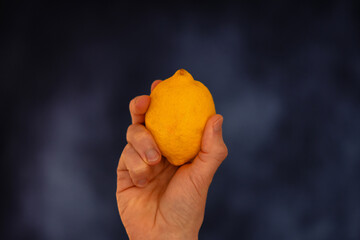 Hand mit Zitrone