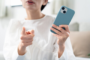 スマホを見て怒る女性
