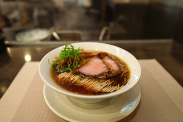 カウンターに置かれた醤油ラーメン