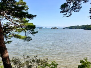 松島海岸から眺める海に浮かぶ島々