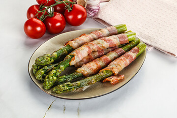 Grilled asparagus with bacon