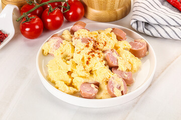 Healthly breakfast with scamble and sausages