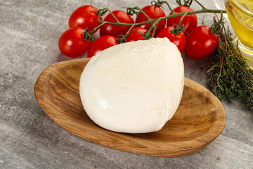 Round Mozzarella young cheese ball