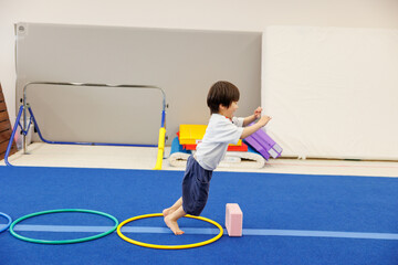 体操教室で運動遊びをする男の子