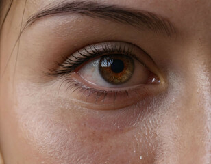 Obraz premium A woman's wet hair and face with a brown eye