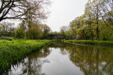 Un pont en pierre enjambe le Canal de Nantes à Brest au printemps en Bretagne.