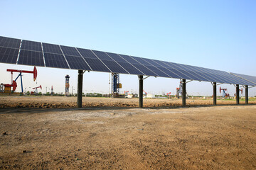 Oil pump with solar panels