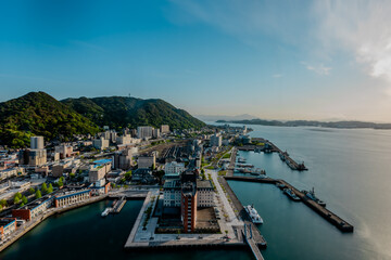 門司港レトロ展望室から見る門司港レトロ地区と関門海峡の夕暮れ