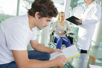 Obraz premium doctors and patients in hospital waiting room