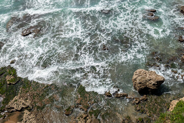 Costa ondulada: Um olhar sobre o mar e suas espumas sobre as rochas © LuIvDa