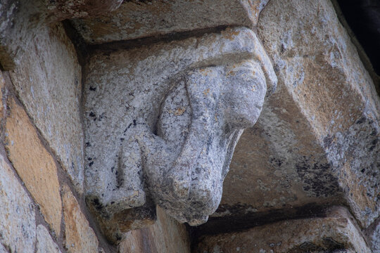 canecillo con exhibicionista, Bas&iacute;lica de San Marti&ntilde;o de Mondo&ntilde;edo, Monto&ntilde;edo, Lugo, Galicia, Spain