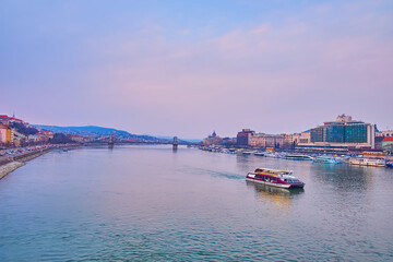 Fototapeta premium The tourist ferry on Danube against the Szechenyi Chain Bridge, Budapest, Hungary