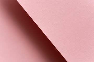 重なるピンク色の画用紙