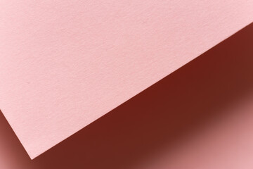 重なるピンク色の画用紙