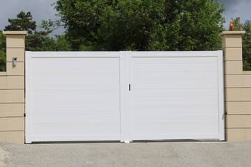 Portail en PVC blanc