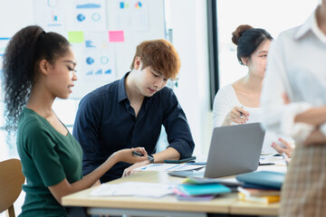 Obraz premium Group of Asian young business creative people meeting together share data in creative office workplace, Investment business and start up project concept.