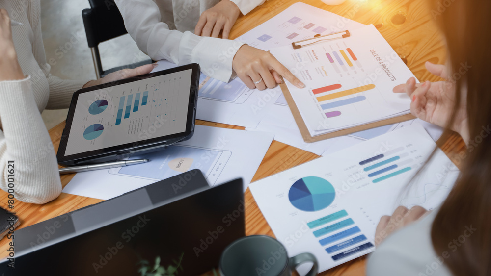 Aufkleber technology and financial advisory services concept. business teamwork and working on digital laptop 